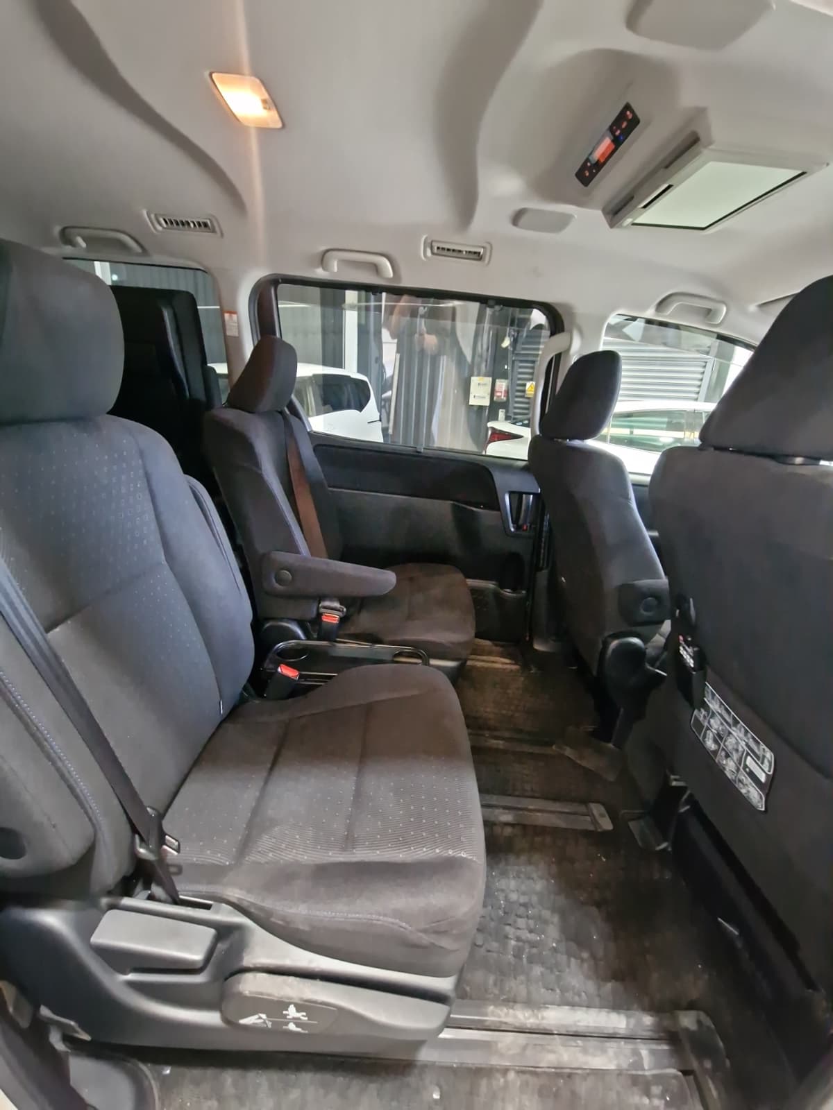 TOYOTA NOAH - Image 9
